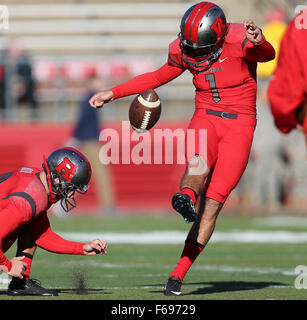 Piscataway, NJ, USA. 14Th Nov, 2015. Scarlet Knights place Rutgers kicker Kyle Federico (1) se réchauffe avant un match de football NCAA entre le Nebraska et le Cornhuskers à Rutgers Scarlet Knights High Point Solutions Stadium à Piscataway, New Jersey Mike Langish/Cal Sport Media. © csm/Alamy Live News Banque D'Images