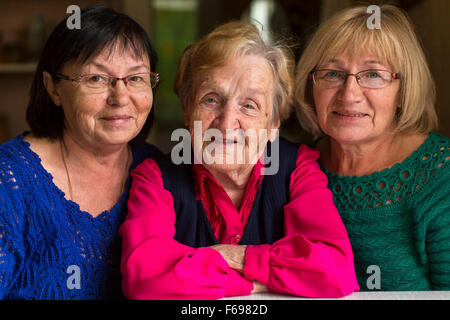 Une vieille femme avec des filles adultes. Banque D'Images
