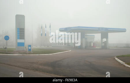 Station essence dans le brouillard. Close up Banque D'Images