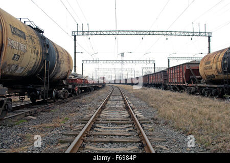 Le train avec des réservoirs de carburant et d'huile Banque D'Images