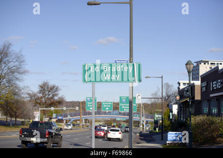 Philadelphie, Pennsylvanie, USA. 14Th Nov, 2015. ' Ed Bradley Way' street sign in Philadelphia PA Le dévouement des cérémonies ont été organisées à l'WDAS FM studio à Philadelphie PA Credit : Ricky Fitchett/ZUMA/Alamy Fil Live News Banque D'Images