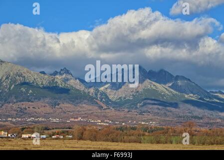 La Slovaquie, Hautes Tatras 14th, Novembre 2015 Première neige en Hautes Tatras, près de la ville de Poprad. Chute de neige et météorologue prédire une température basse pendant les prochains jours dans la région des montagnes hautes Tratra en Slovaquie et en Pologne. Credit : Michal Fludra/Alamy Live News Banque D'Images