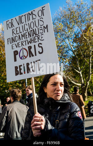 New York, NY - 14 novembre 2015 Veillée de NYC à Washington Square Park pour commémorer les victimes des 13 novembre Paris attaques de terreur. Credit : Stacy Walsh Rosenstock/Alamy Live News Banque D'Images