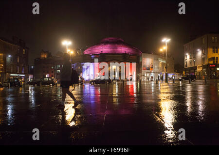 Edinburgh, Royaume-Uni. 14 novembre. Capitale de l'Écosse est devenue rouge, blanc et bleu dans Usher Hall. Les couleurs de l'anglais. Le but de montrer la solidarité avec les victimes des attentats terroristes de Paris. Pako Mera/Alamy Live News. Banque D'Images