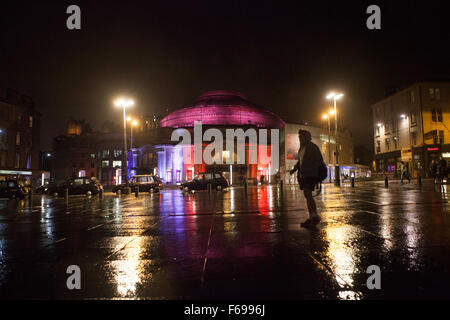 Edinburgh, Royaume-Uni. 14 novembre. Capitale de l'Écosse est devenue rouge, blanc et bleu dans Usher Hall. Les couleurs de l'anglais. Le but de montrer la solidarité avec les victimes des attentats terroristes de Paris. Pako Mera/Alamy Live News. Banque D'Images