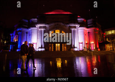 Edinburgh, Royaume-Uni. 14 novembre. La capitale de l'Écosse est devenue rouge, blanc et bleu à la Usher Hall. Les couleurs du drapeau français. Le but était de montrer la solidarité avec les victimes des attentats terroristes de Paris. Pako Mera/Alamy Live News. Banque D'Images