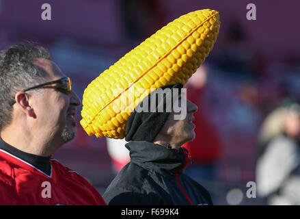 Piscataway, NJ, USA. 14Th Nov, 2015. Nebraska fans à la recherche sur l'avant un match de football NCAA entre le Nebraska et le Cornhuskers à Rutgers Scarlet Knights High Point Solutions Stadium à Piscataway, New Jersey Mike Langish/Cal Sport Media. Credit : csm/Alamy Live News Banque D'Images