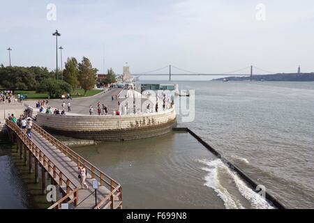 Lisbonne, Portugal - 24 octobre 2014 : vue sur Lisbonne et le Tage à marée descendante à partir de la Tour de Belém Banque D'Images