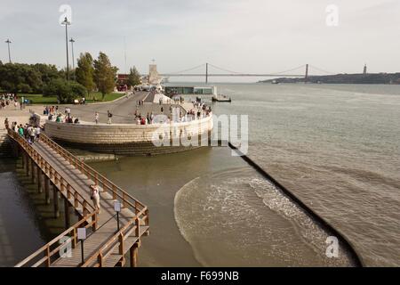 Lisbonne, Portugal - 24 octobre 2014 : vue sur Lisbonne et le Tage à marée descendante à partir de la Tour de Belém Banque D'Images