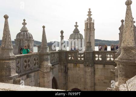 Lisbonne, Portugal - 24 octobre 2014 : cloître intérieur de la Tour de Belém à Lisbonne, avec les gens autour de Banque D'Images