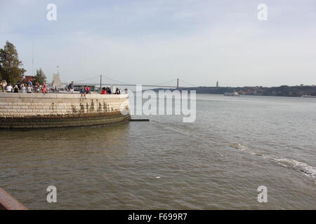 Lisbonne, Portugal - 24 octobre 2014 : La vue de la Tour de Belém du Tage, avec Cristo Rei, 25 avril Bridge et Monument à Banque D'Images