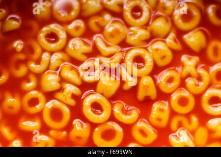 Gros plan du spaghetti à la sauce tomate Alphabet Banque D'Images