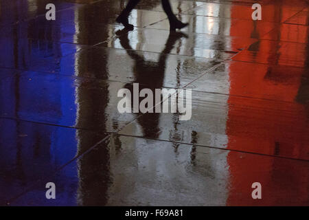 Londres, Royaume-Uni. 14 novembre 2015. Réflexions sur la chaussée mouillée de Trafalgar Square du drapeau français projetée sur la façade de la Galerie nationale. Londres montre la solidarité avec les victimes de l'attaque terroriste à Paris. Credit : bas/Alamy Live News Banque D'Images