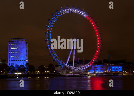 14 novembre 2015, le London Eye, London UK. Bâtiments autour de Londres sont éclairés avec les couleurs de la French f lag le drapeau tricolore dans une démonstration de soutien à la lumière des attaques terroristes à Paris. Banque D'Images