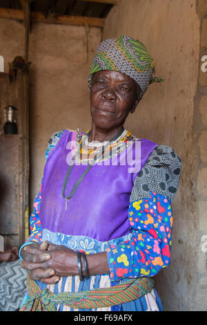 Femme Herero au Fort Sesfontein, Namibie, Afrique Banque D'Images