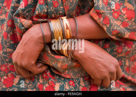 Les bracelets de femme Himba, Kaokoveld, Namibie, Afrique Banque D'Images