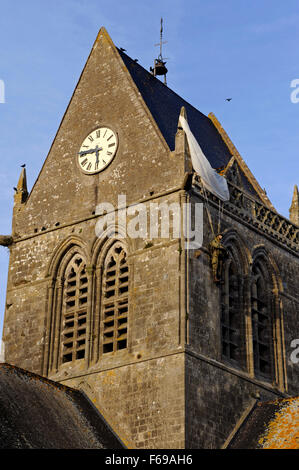 D Jour,parachutiste John Steele sur l'église de Sainte-Mère-Eglise, Manche,Normandie,France,WWII Banque D'Images