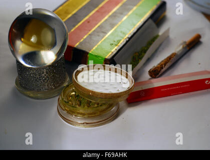 Reefer,drogue,broyeur,herbe hash,vert,les mauvaises herbes,la fumée,fumer, Banque D'Images