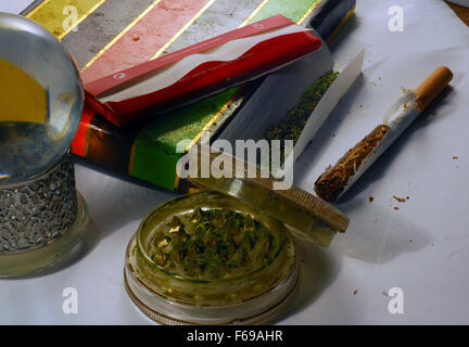 Reefer,drogue,broyeur,herbe hash,vert,les mauvaises herbes,la fumée,fumer, Banque D'Images