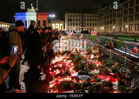 14 novembre 2015 - BERLIN : la porte de Brandebourg dans les couleurs de la France - deuil dans l'Ambassade de France à Berlin pour la vic Banque D'Images