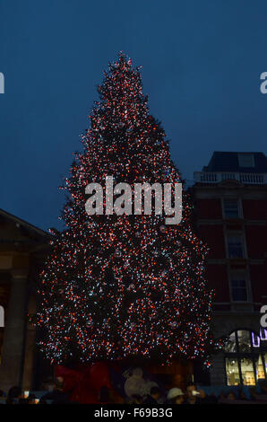 Londres, Royaume-Uni, 14 novembre 2015, arbre de Noël avec des lumières à Covent Garden dans le West End. Banque D'Images