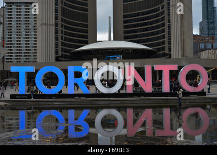 TORONTO, CANADA - 14 novembre 2015 Samedi : le signe de Toronto au Nathan Phillips Square a été éclairée le bleu, blanc et rouge, la couleur du drapeau tricolore de la France pour montrer leur soutien à la suite des attentats terroristes à Paris le 13 novembre 2015. Banque D'Images