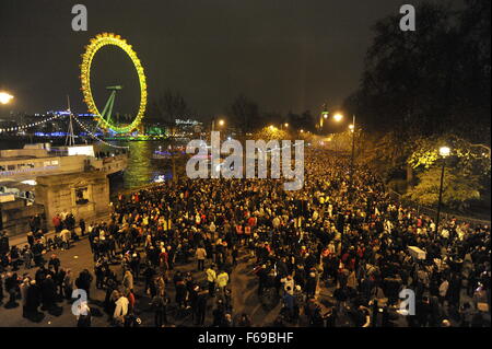 La foule célébrer le Nouvel An à Londres, UK 31 déc 2010 - 1er janvier 2011 que Fireworks s'éteindre sur la Tamise et la bohème boire. Banque D'Images