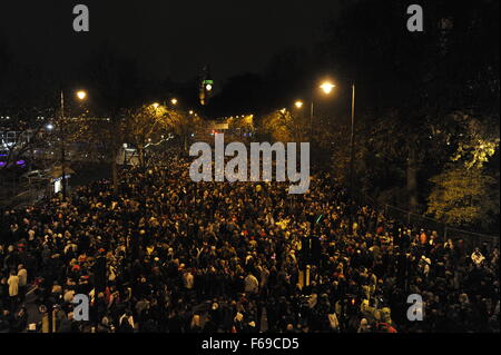 La foule célébrer le Nouvel An à Londres, UK 31 déc 2010 - 1er janvier 2011 que Fireworks s'éteindre sur la Tamise et la bohème boire. Banque D'Images