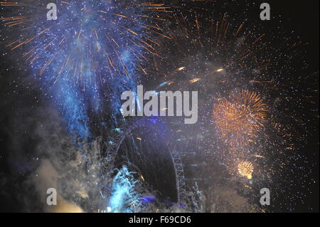 La foule célébrer le Nouvel An à Londres, UK 31 déc 2010 - 1er janvier 2011 que Fireworks s'éteindre sur la Tamise et la bohème boire. Banque D'Images