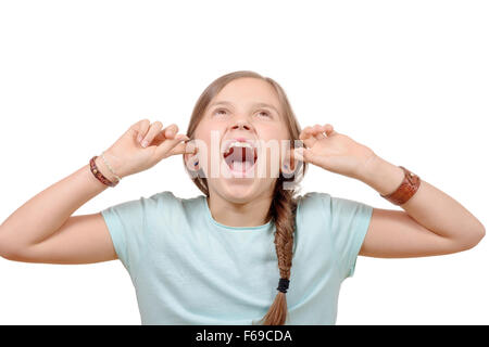 Une jeune fille couvre les oreilles avec les mains sur fond blanc Banque D'Images