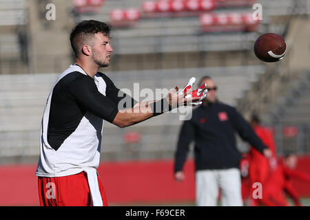 Piscataway, NJ, USA. 14Th Nov, 2015. Ups chaud devant un NCAA football match entre le Nebraska et le Cornhuskers à Rutgers Scarlet Knights High Point Solutions Stadium à Piscataway, New Jersey Mike Langish/Cal Sport Media. Credit : csm/Alamy Live News Banque D'Images