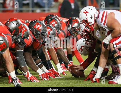 Piscataway, NJ, USA. 14Th Nov, 2015. La ligne de mêlée lors d'un match de football NCAA entre le Nebraska et le Cornhuskers à Rutgers Scarlet Knights High Point Solutions Stadium à Piscataway, New Jersey Mike Langish/Cal Sport Media. Credit : csm/Alamy Live News Banque D'Images