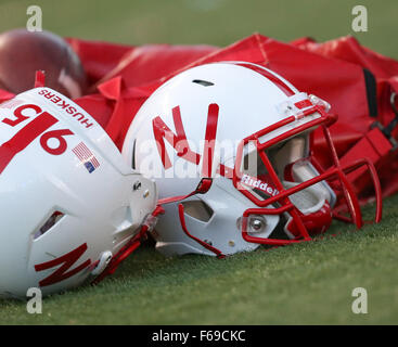 Piscataway, NJ, USA. 14Th Nov, 2015. Déposer sur le casque avant qu'un gazon NCAA football match entre le Nebraska et le Cornhuskers à Rutgers Scarlet Knights High Point Solutions Stadium à Piscataway, New Jersey Mike Langish/Cal Sport Media. Credit : csm/Alamy Live News Banque D'Images