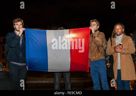 Londres, Royaume-Uni. 14 novembre 2015. Des jeunes d'un drapeau Français comme des milliers de personnes se rassemblent à Trafalgar Square pour payer leur respect aux victimes en France et de montrer leur solidarité à la suite des attaques de Paris Banque D'Images