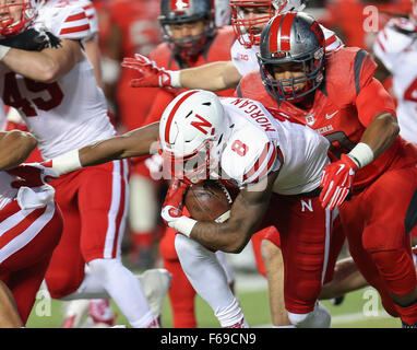 Piscataway, NJ, USA. 14Th Nov, 2015. Le receveur Cornhuskers du Nebraska Jr. Morgan Stanley (8) est abordé au cours d'un match de football de la NCAA entre le Nebraska et les Cornhuskers à Rutgers Scarlet Knights High Point Solutions Stadium à Piscataway, New Jersey Mike Langish/Cal Sport Media. Credit : csm/Alamy Live News Banque D'Images