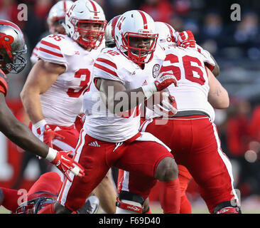 Piscataway, NJ, USA. 14Th Nov, 2015. Running back Cornhuskers du Nebraska Imani Cross (32) casse un attaquer durant un match de football NCAA entre le Nebraska et le Cornhuskers à Rutgers Scarlet Knights High Point Solutions Stadium à Piscataway, New Jersey Mike Langish/Cal Sport Media. Credit : csm/Alamy Live News Banque D'Images