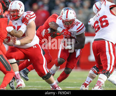 Piscataway, NJ, USA. 14Th Nov, 2015. Running back Cornhuskers du Nebraska Imani Cross (32) trouve un trou lors d'un match de football NCAA entre le Nebraska et le Cornhuskers à Rutgers Scarlet Knights High Point Solutions Stadium à Piscataway, New Jersey Mike Langish/Cal Sport Media. Credit : csm/Alamy Live News Banque D'Images