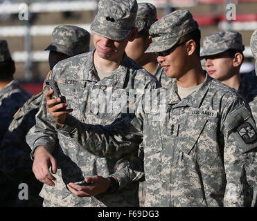 Piscataway, NJ, USA. 14Th Nov, 2015. Prendre un personnel militaire avant qu'un selfies NCAA football match entre le Nebraska et le Cornhuskers à Rutgers Scarlet Knights High Point Solutions Stadium à Piscataway, New Jersey Mike Langish/Cal Sport Media. Credit : csm/Alamy Live News Banque D'Images