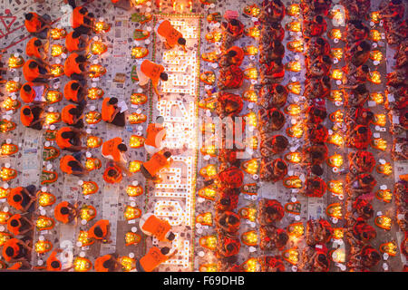 DHAKA, BANGLADESH 14 Novembre : dévots assister à la prière avec de l'encens et la lumière des lampes à huile avant de rompre le jeûne pendant une Rakher Upabash festival religieux appelé à Dhaka le 14 novembre 2015. Les gens bengali de la foi hindoue au Bangladesh s'asseoir dans la prière pour célébrer le 18e siècle saint hindou Baba Lokenath avec un Rakher Upobas «» la prière et jour de jeûne chaque année des milliers de dévots hindous se rassembler devant Shri Shri Brahmachari Lokenath temple de l'Ashram pour le Rakher Upobash Kartik Brati ou festival religieux en Barodi, près de Dhaka, Bangladesh. Fidèles s'asseoir en face de la lumière des bougies ( nom Banque D'Images