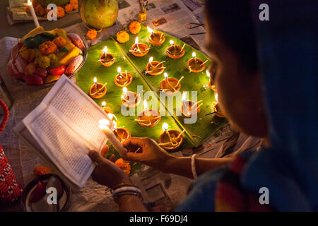 DHAKA, BANGLADESH 14 Novembre : dévots assister à la prière avec de l'encens et la lumière des lampes à huile avant de rompre le jeûne pendant une Rakher Upabash festival religieux appelé à Dhaka le 14 novembre 2015. Les gens bengali de la foi hindoue au Bangladesh s'asseoir dans la prière pour célébrer le 18e siècle saint hindou Baba Lokenath avec un Rakher Upobas «» la prière et jour de jeûne chaque année des milliers de dévots hindous se rassembler devant Shri Shri Brahmachari Lokenath temple de l'Ashram pour le Rakher Upobash Kartik Brati ou festival religieux en Barodi, près de Dhaka, Bangladesh. Fidèles s'asseoir en face de la lumière des bougies ( nom Banque D'Images