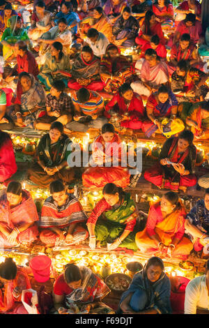 DHAKA, BANGLADESH 14 Novembre : dévots assister à la prière avec de l'encens et la lumière des lampes à huile avant de rompre le jeûne pendant une Rakher Upabash festival religieux appelé à Dhaka le 14 novembre 2015. Les gens bengali de la foi hindoue au Bangladesh s'asseoir dans la prière pour célébrer le 18e siècle saint hindou Baba Lokenath avec un Rakher Upobas «» la prière et jour de jeûne chaque année des milliers de dévots hindous se rassembler devant Shri Shri Brahmachari Lokenath temple de l'Ashram pour le Rakher Upobash Kartik Brati ou festival religieux en Barodi, près de Dhaka, Bangladesh. Fidèles s'asseoir en face de la lumière des bougies ( nom Banque D'Images