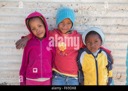 Les amis de poser dans le village de Namibie, l'Afrique Banque D'Images