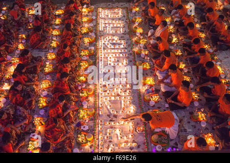 DHAKA, BANGLADESH 14 Novembre : dévots assister à la prière avec de l'encens et la lumière des lampes à huile avant de rompre le jeûne pendant une Rakher Upabash festival religieux appelé à Dhaka le 14 novembre 2015. Les gens bengali de la foi hindoue au Bangladesh s'asseoir dans la prière pour célébrer le 18e siècle saint hindou Baba Lokenath avec un Rakher Upobas «» la prière et jour de jeûne chaque année des milliers de dévots hindous se rassembler devant Shri Shri Brahmachari Lokenath temple de l'Ashram pour le Rakher Upobash Kartik Brati ou festival religieux en Barodi, près de Dhaka, Bangladesh. Fidèles s'asseoir en face de la lumière des bougies ( nom Banque D'Images