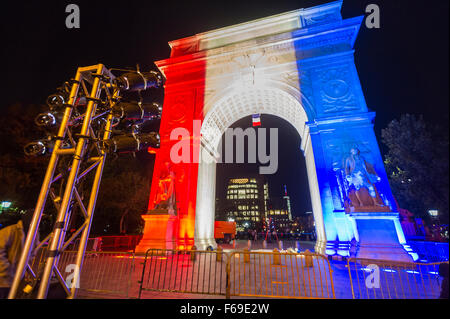 Les travailleurs mettent la dernière main à l'éclairage de l'arche de Washington Square Park, à New York, le samedi, Novembre 14, 2015, allumé en l'honneur des victimes des attaques terroristes à Paris. L'arche a été allumé dans le bleu, blanc et rouge couleurs du drapeau français. (© Richard B. Levine) Banque D'Images