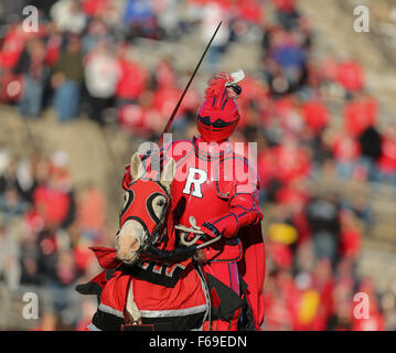 Piscataway, NJ, USA. 14Th Nov, 2015. Le Scarlet Knight prend le terrain pendant un match de football NCAA entre le Nebraska et le Cornhuskers à Rutgers Scarlet Knights High Point Solutions Stadium à Piscataway, New Jersey Mike Langish/Cal Sport Media. Credit : csm/Alamy Live News Banque D'Images