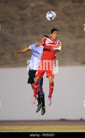 Bakersfield, Californie, USA. 13Th Nov, 2015. Le milieu de terrain allemand BRAMBILA Toluca EDY (19) va jusqu'à un en-tête contre Queretaro defender JONATHAN BORNSTEIN (12) pendant le jeu entre Toluca FC vs FC Querétaro, à Bakersfield College Memorial Stadium de Bakersfield, en Californie. Crédit : David Dennis/ZUMA/Alamy Fil Live News Banque D'Images