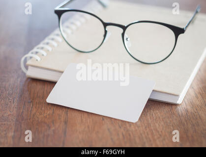 Cartes d'affaires et les lunettes en blanc sur une table en bois, stock photo Banque D'Images