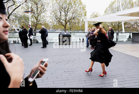 Des étudiantes de l'Université de Westminster devant le Royal Festival Hall sur la South Bank London après leurs diplômés Banque D'Images