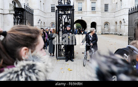 Agent de police armés en service à Horse Guards Parade Whitehall, Westminster London UK Banque D'Images