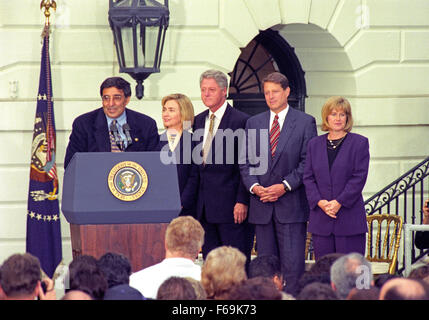 Chef de Cabinet de la Maison Blanche, Leon Panetta se félicite de la famille Clinton et Gores retour à la Maison Blanche à Washington, DC après leur victoire de réélection le 6 novembre 1996. De gauche à droite : Panetta, première dame Hillary Rodham Clinton, Président des États-Unis Bill Clinton, le Vice-président américain Al Gore et Tipper Gore. Credit : Ron Sachs/CNP - AUCUN FIL SERVICE - Banque D'Images